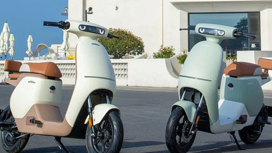 Скутер Honda U-Qe электрический, карамельно-желтый Скутер Honda U-Qe электрический, карамельно-желтый